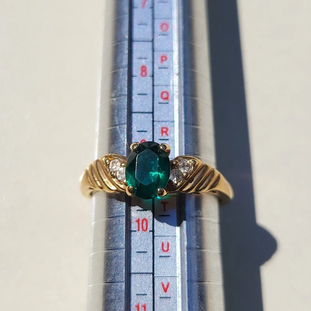 Gold Tone Green Stone Rhinestone Ring Size 9.5 Vintage Cocktail Jewelry - Picture 10 of 11